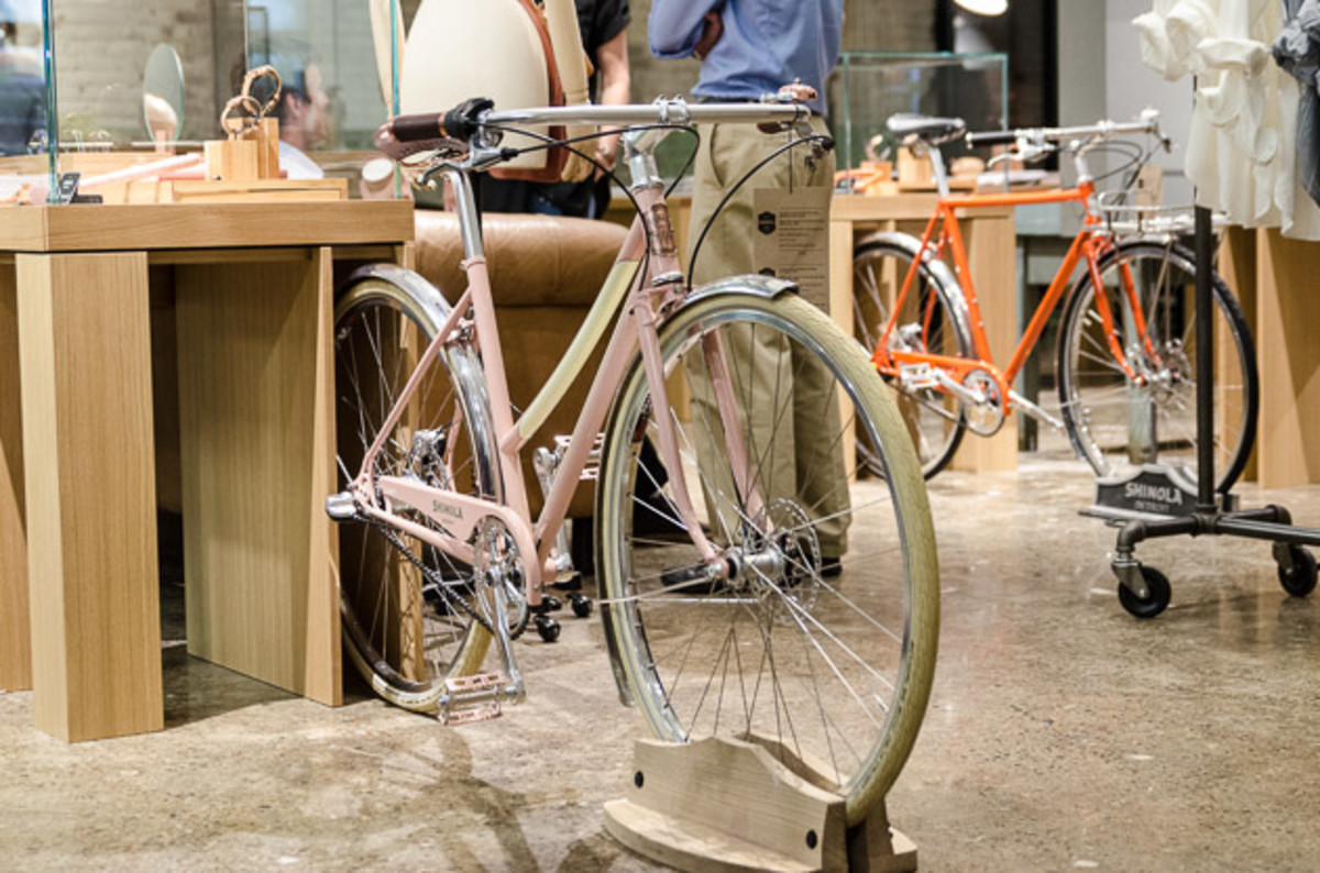 SHINOLA_1-1 The Bixby mixte goes perfect with pink