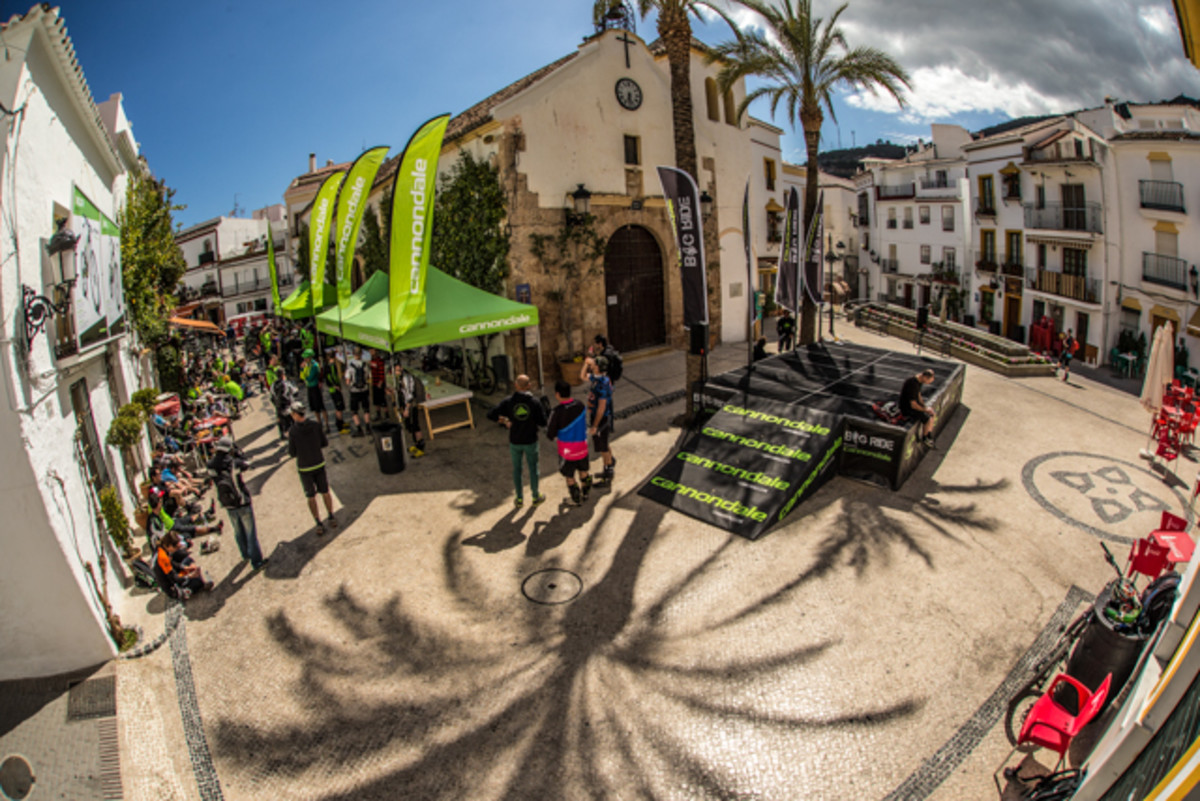 It's always nice to finish a race in a sunny town square in southern Spain. Photo by Ale di Lullo.