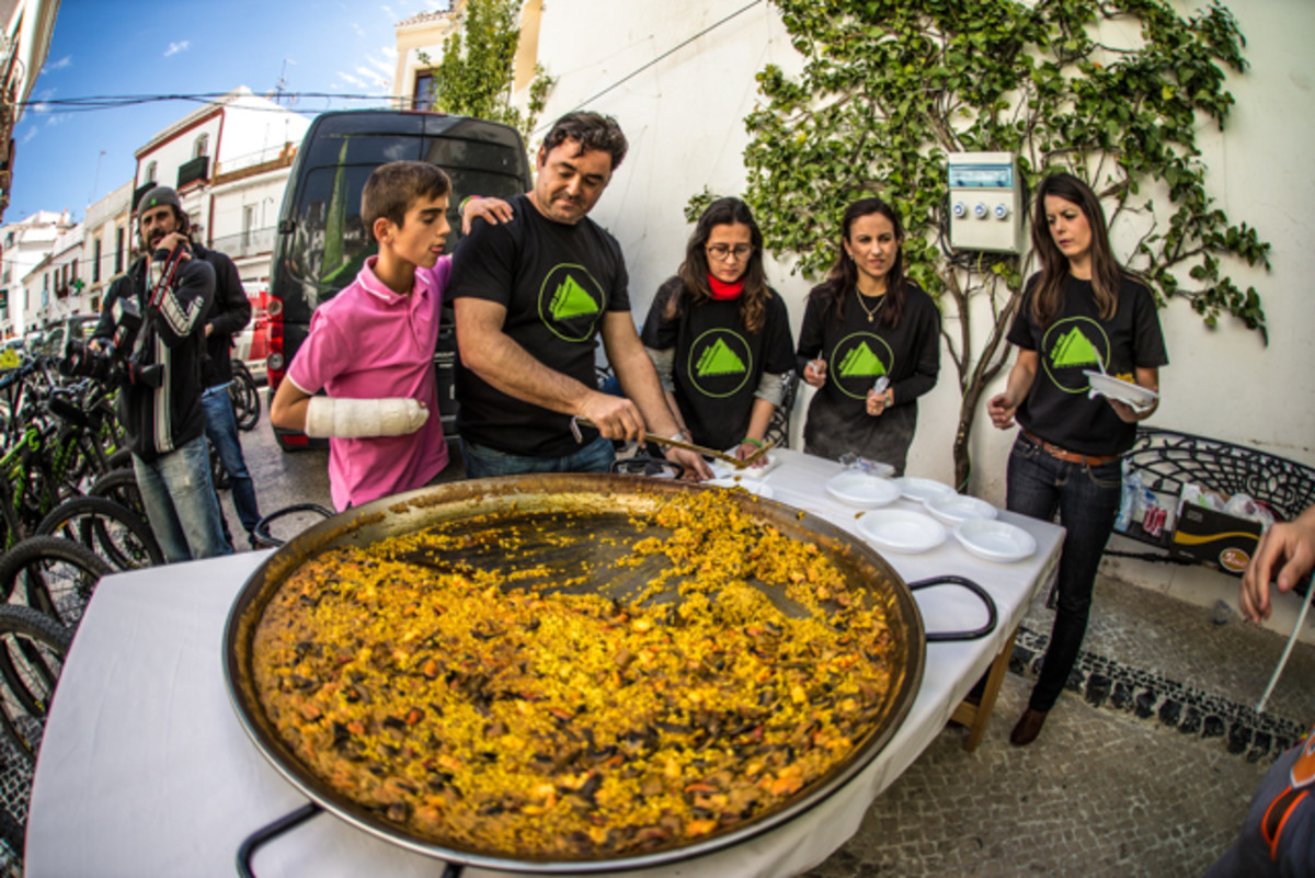 Who needs post-ride recovery drinks when you have cold beer and hot paella? Photo by Ale di Lullo.