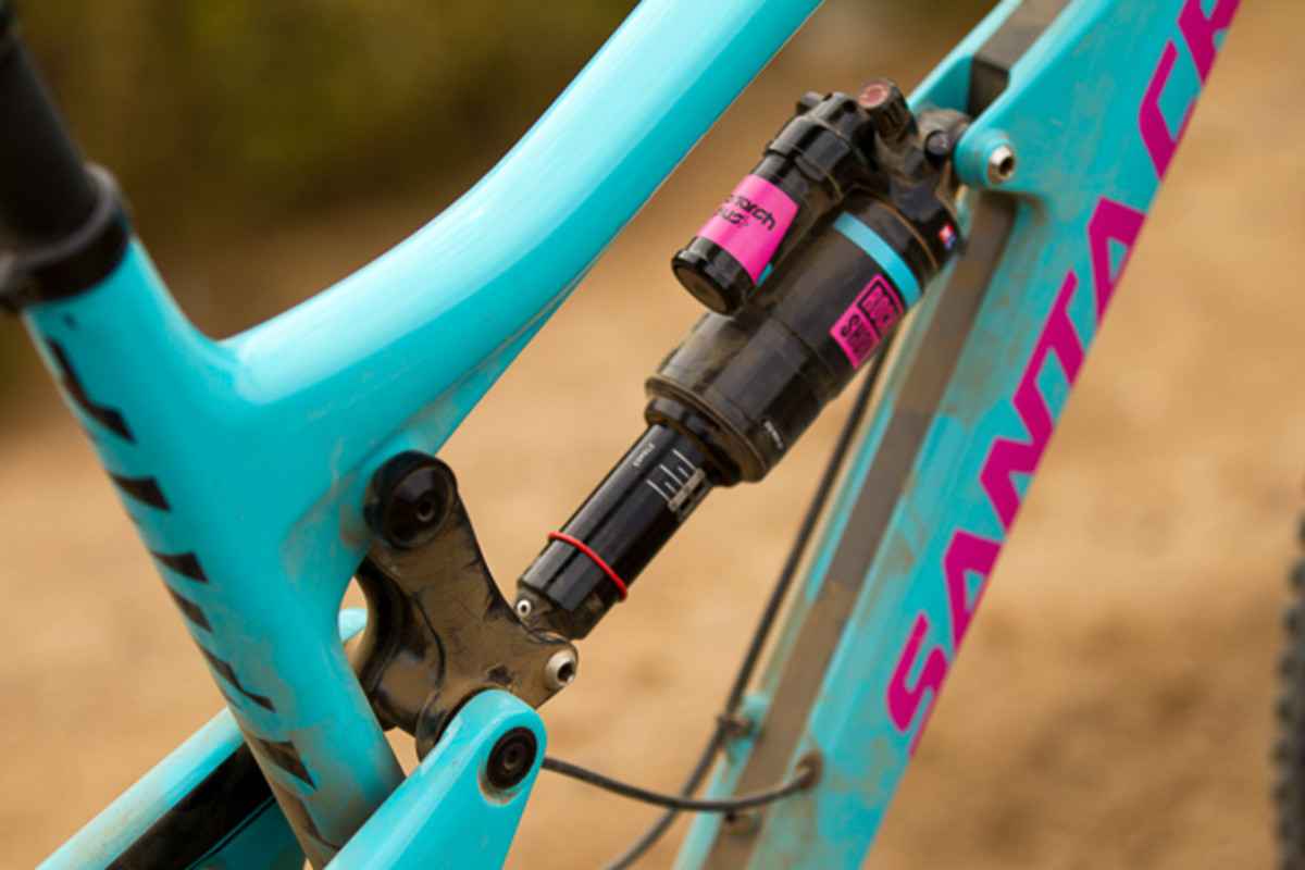 The upper link is attached in a much cleaner fashion. Much like the V-10, the mount penetrates the toptube.