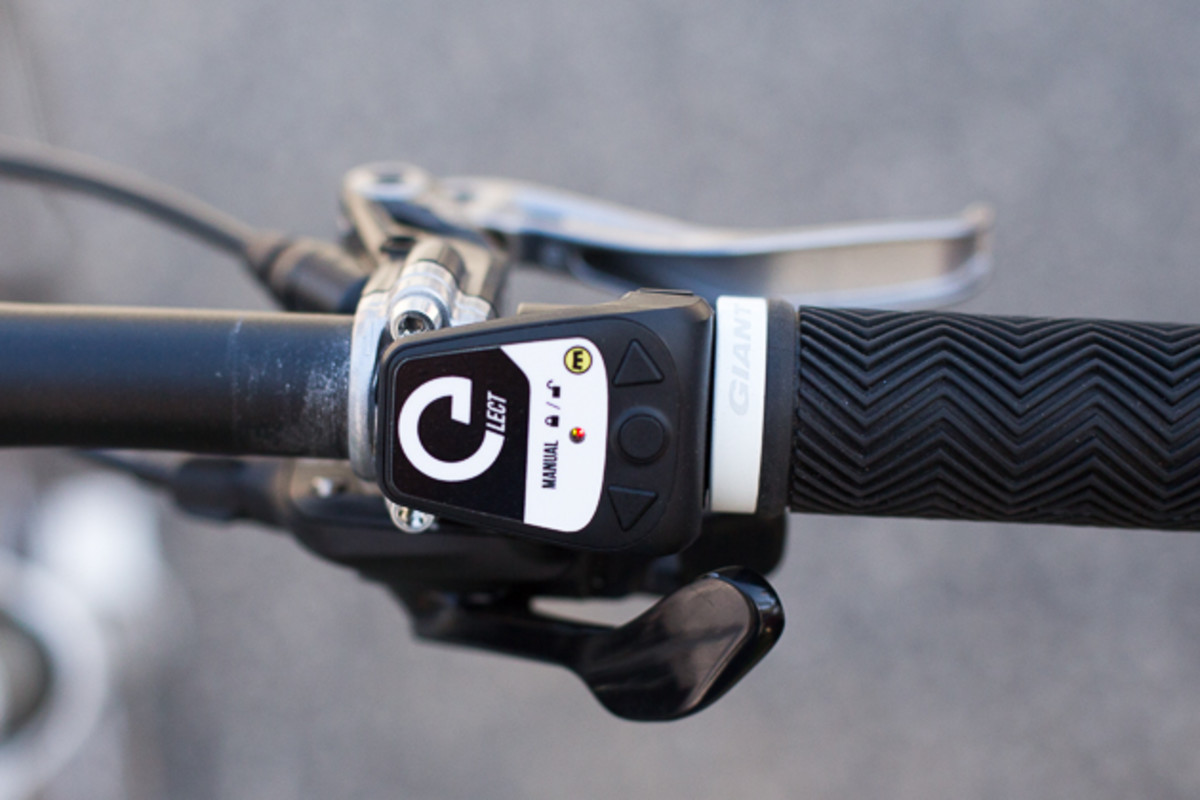 The Magura Elect remote allows you to independently switch between front and rear modes, allowing for automatic or manual lockout control.