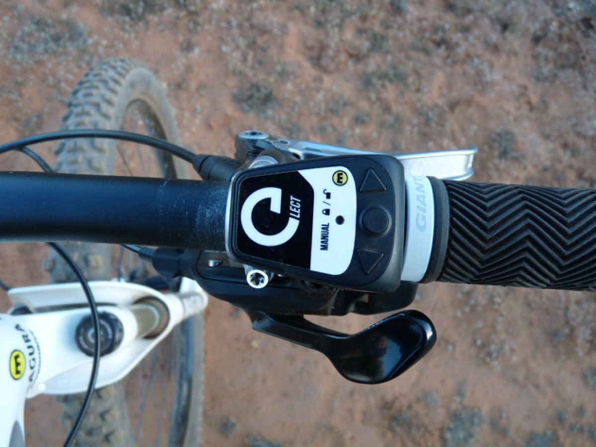 The eLect fork uses a handlebar-mounted remote to toggle between auto and manual modes.