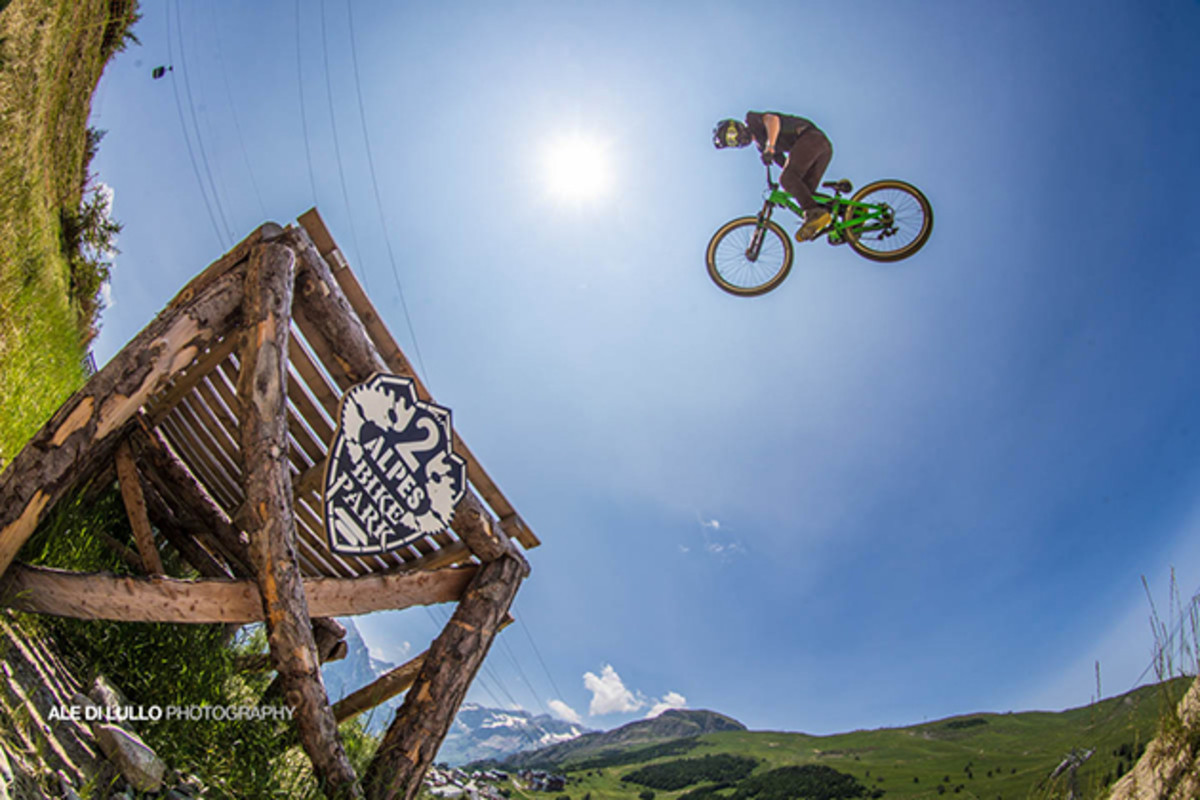 Canadian, Brett Reeder, who is returning to Les 2 Alpes after taking a hard crash in 2013 on this very course, is looking strong coming into the weekend. Rheeder took the title at the Vienna Air King in April, but will his bag of opposite-tricks be enough for a podium at the first FMB Diamond Series event?