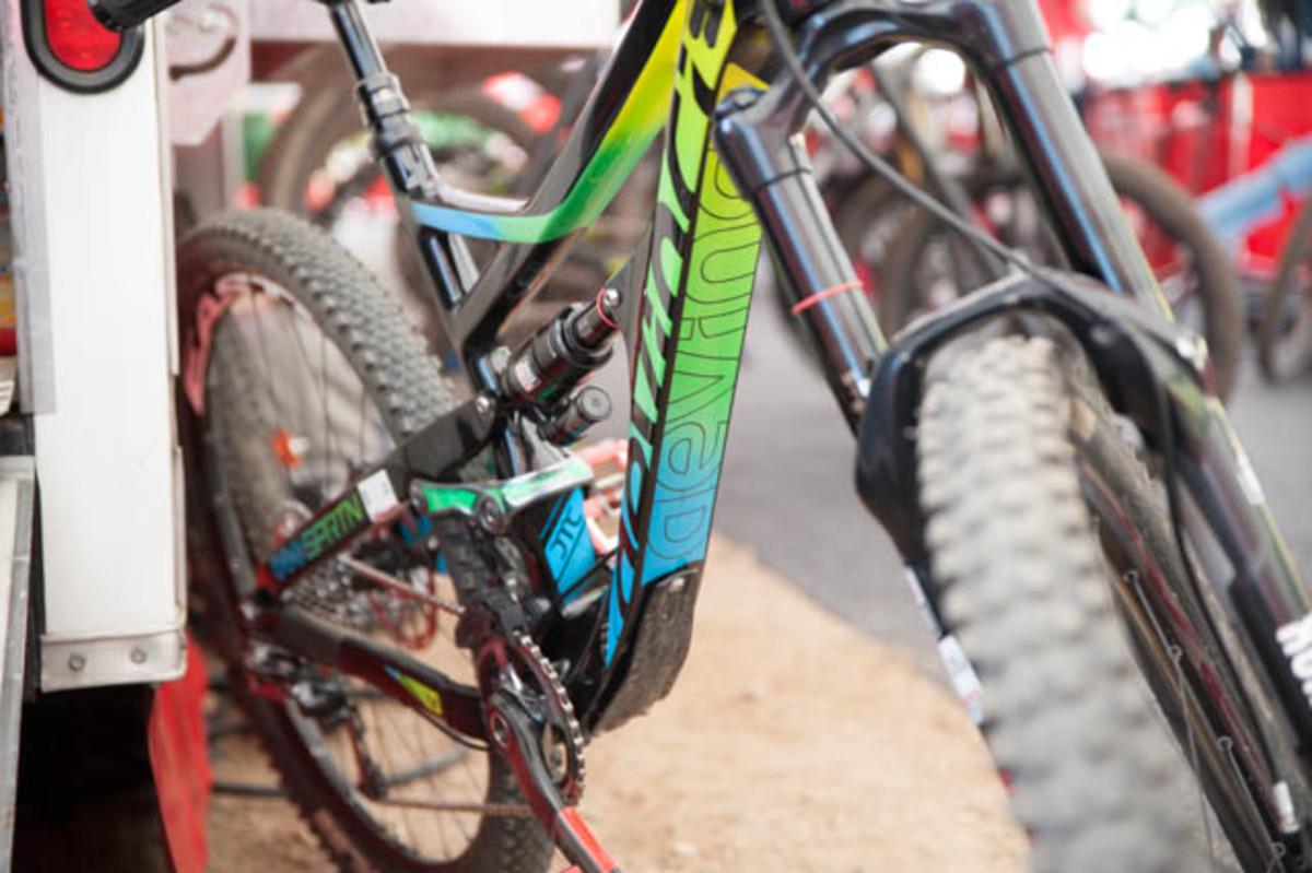 Yes, this is Damien Oton's "prototype" Devinci Spartan. Yes, you're looking at carbon fiber.