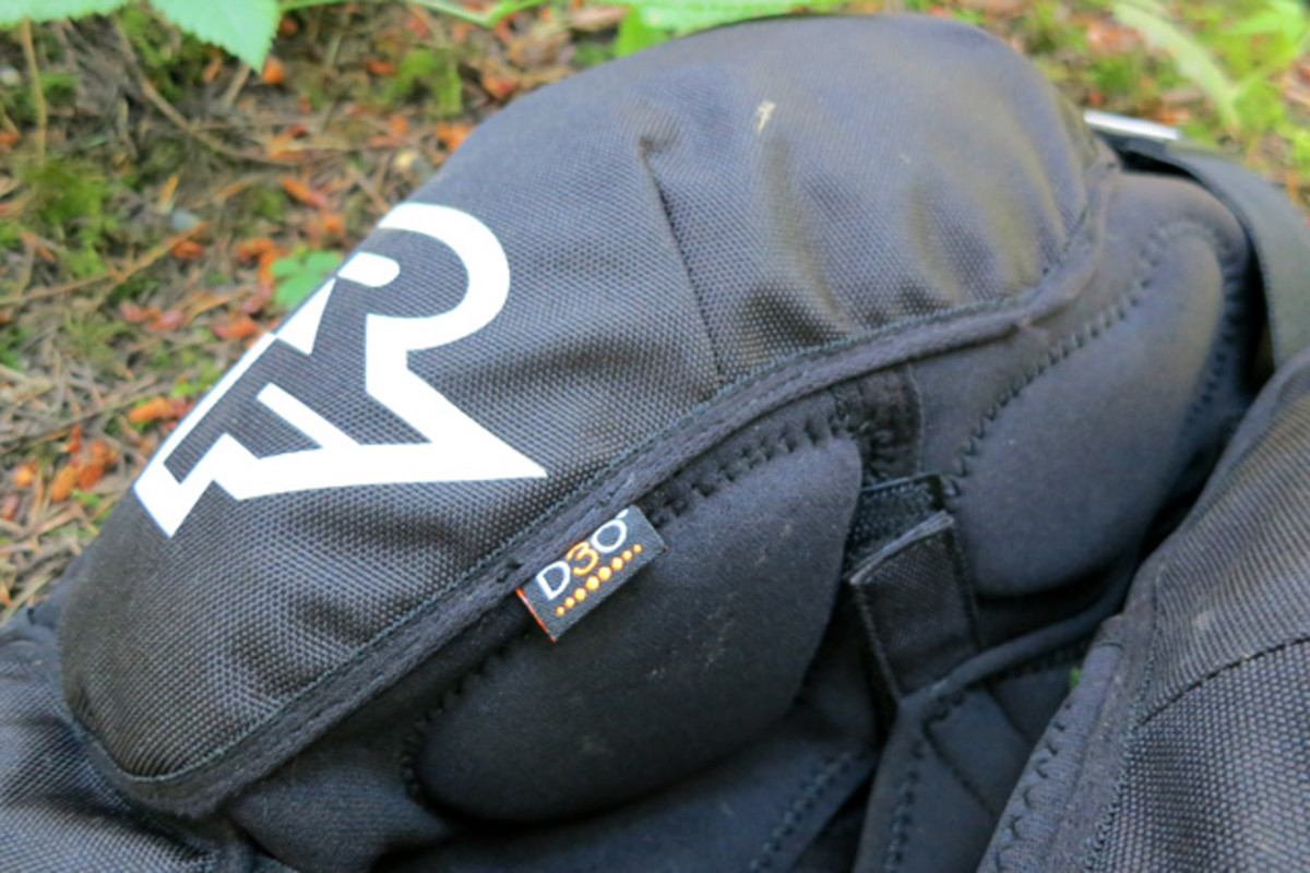 Big protection in a soft, squishy package, thanks to the use of D30 rate-sensitive padding.