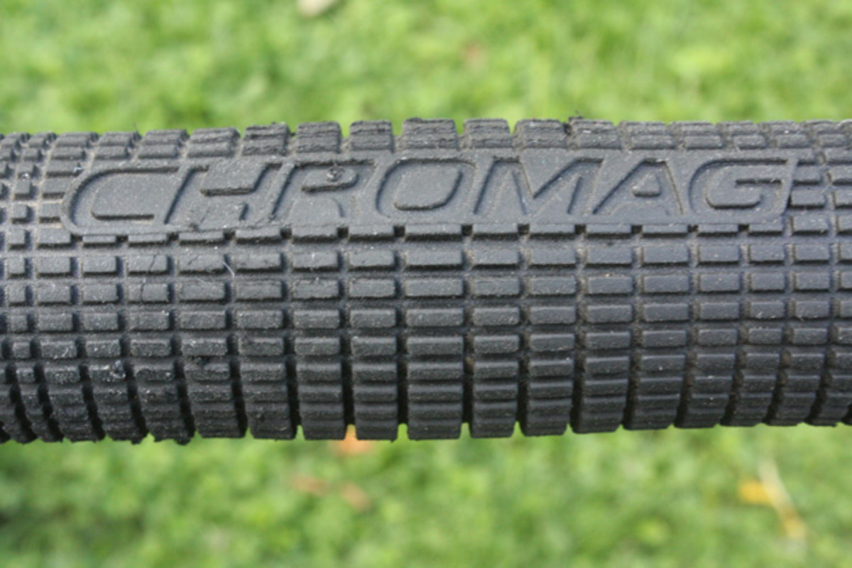 The Squarewaves feature a very subtle bulge in the center that adds a nice bit of comfort and support to the grip.