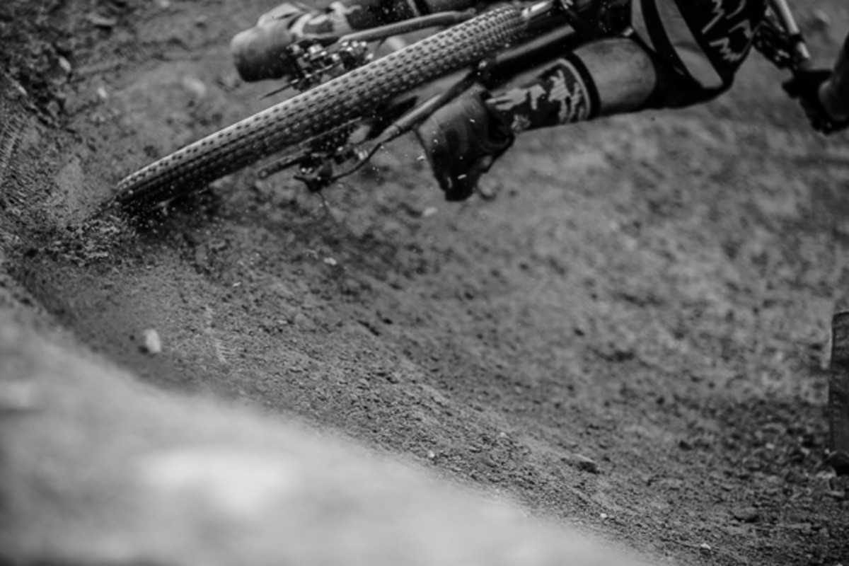 A steady drizzle throughout the early evening primed the dirt for the top 16 riders, but by the time the finals started racers were grappling with slick course conditions.