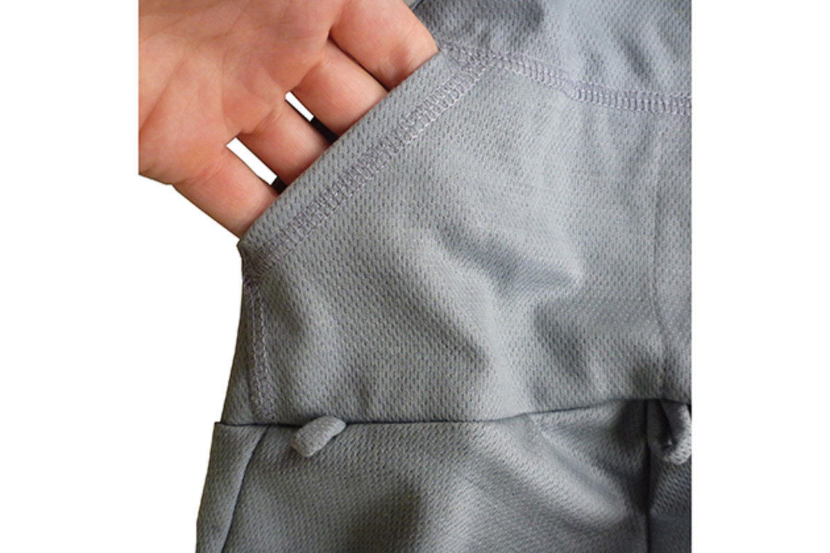 Merino bibs feature close-to-the-body fitted pockets to ensure tools, tubes and/or water bottles don't move around.