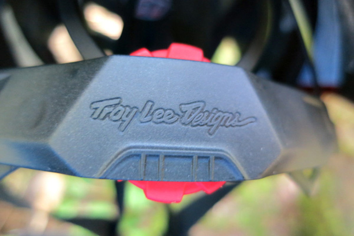 One-handed adjustments on the fly? That's easily accomplished with Troy Lee's A1.
