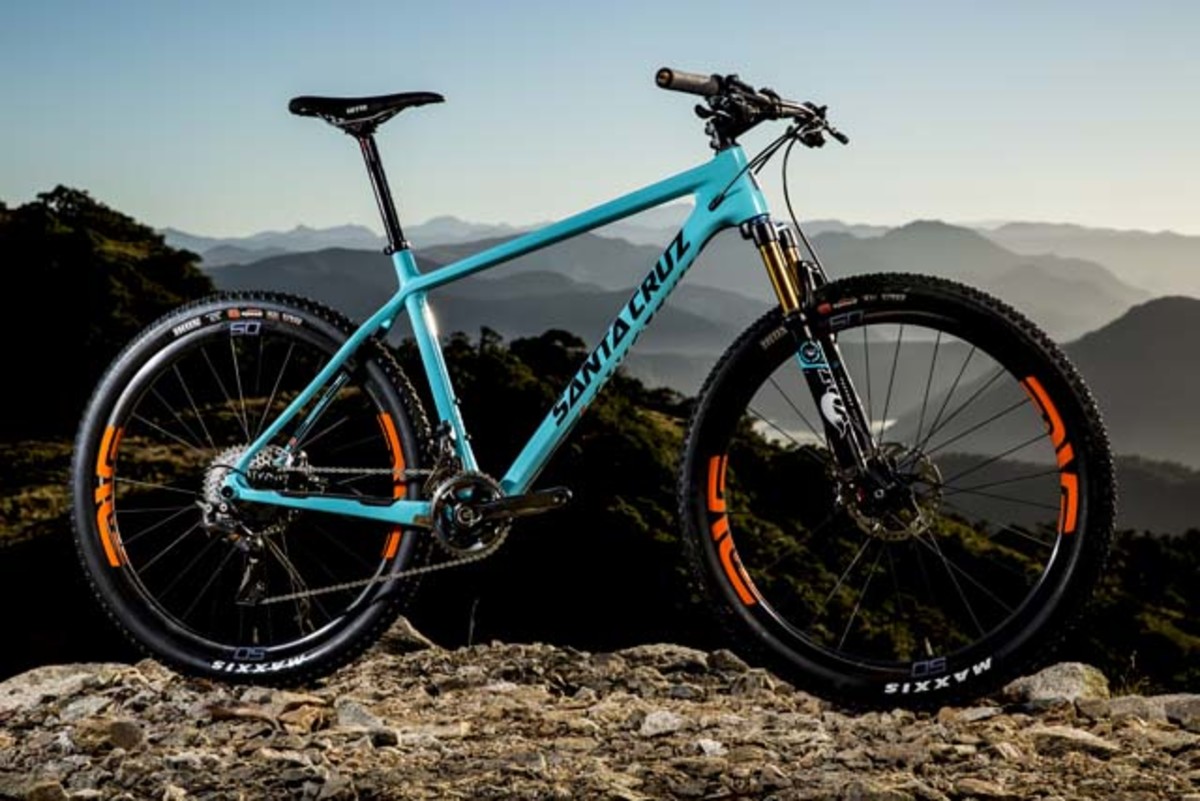 The Highball 27.5. Santa Cruz is offering wheel sizes and build kits in both the blue/black and black/orange color schemes.