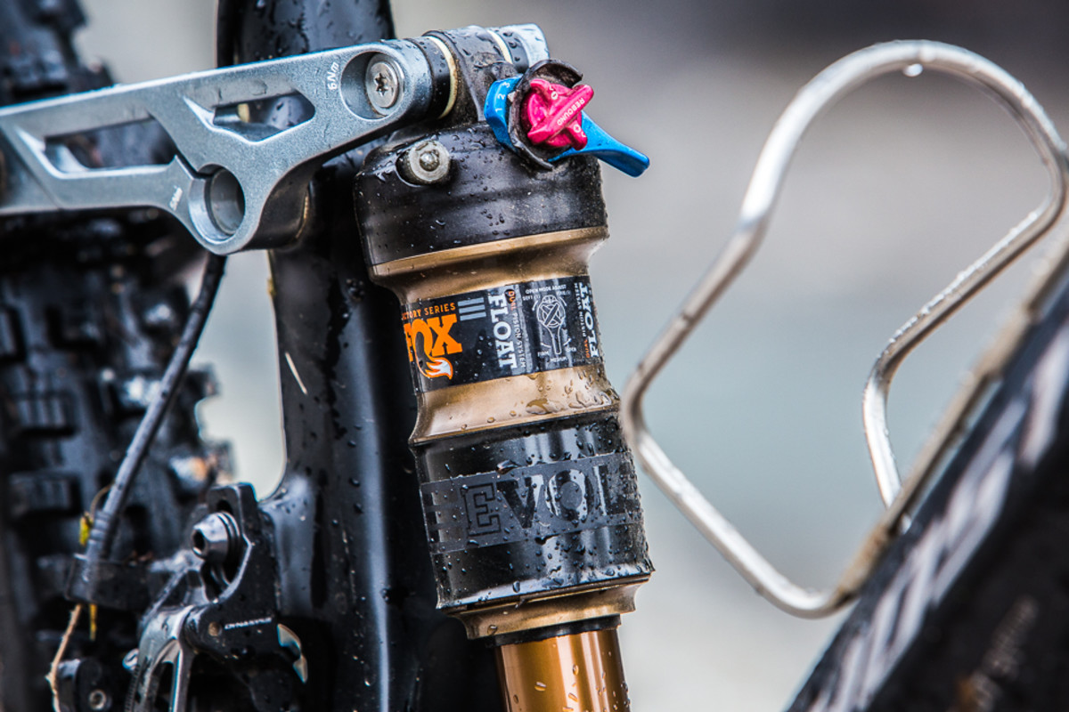 The FLOAT DPS has the same familiar switch to toggle between modes, but the fine-tune compression adjustments now act on the open mode.