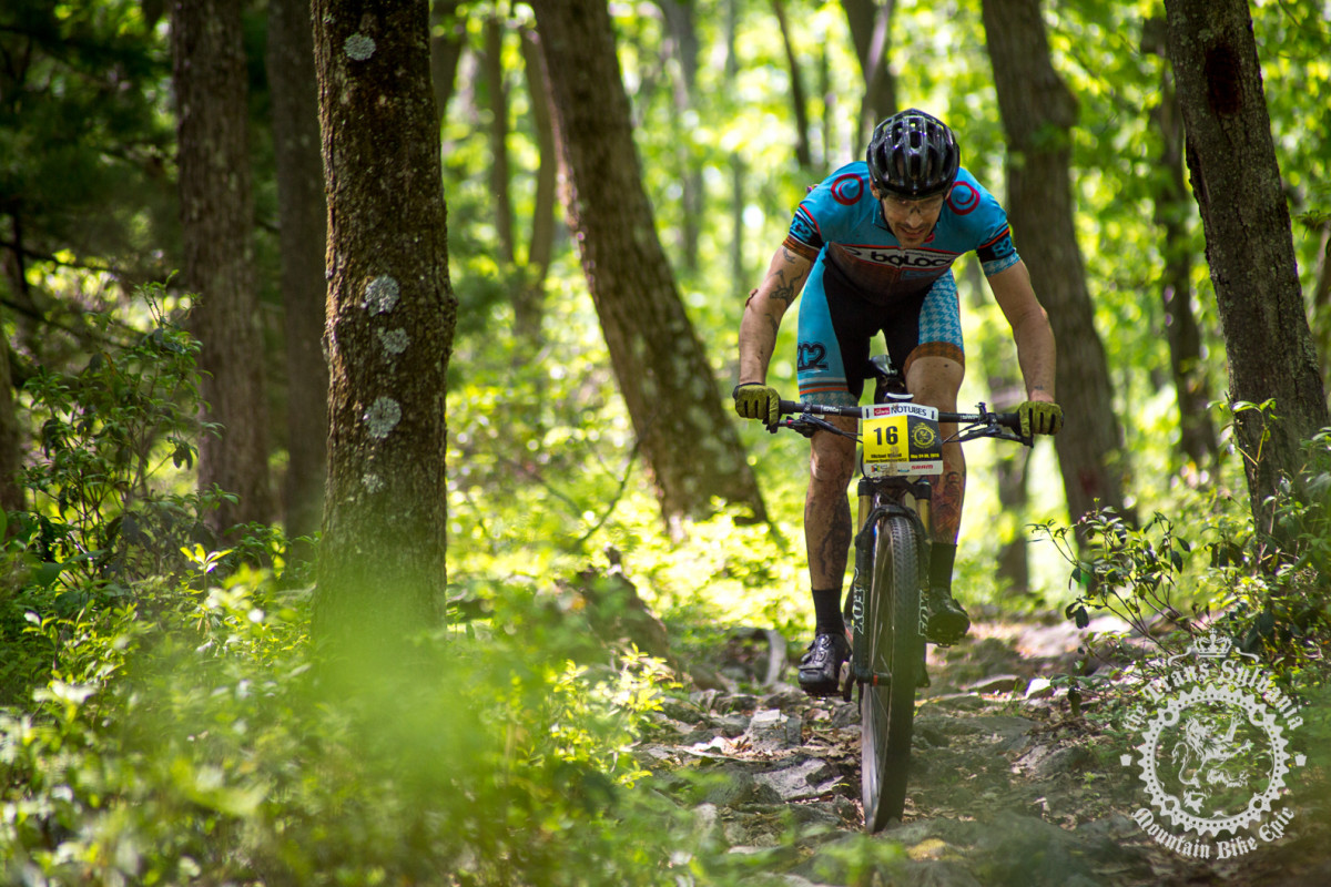 Michael Wissell (Cuppow/Geekhouse/B2C2) descends a rocky section.
