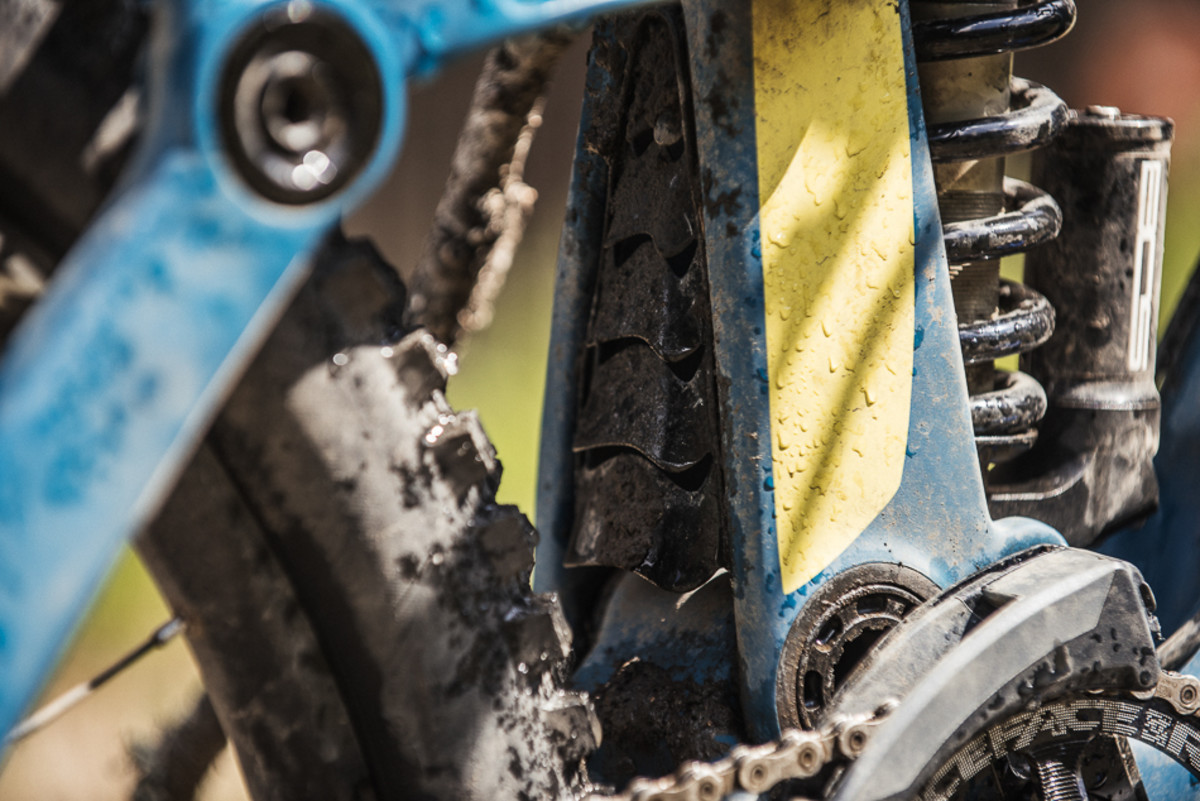 Fins allow air flow to the shock for cooling, but keep out unwanted dirt and mud. Photo: Margus Riga