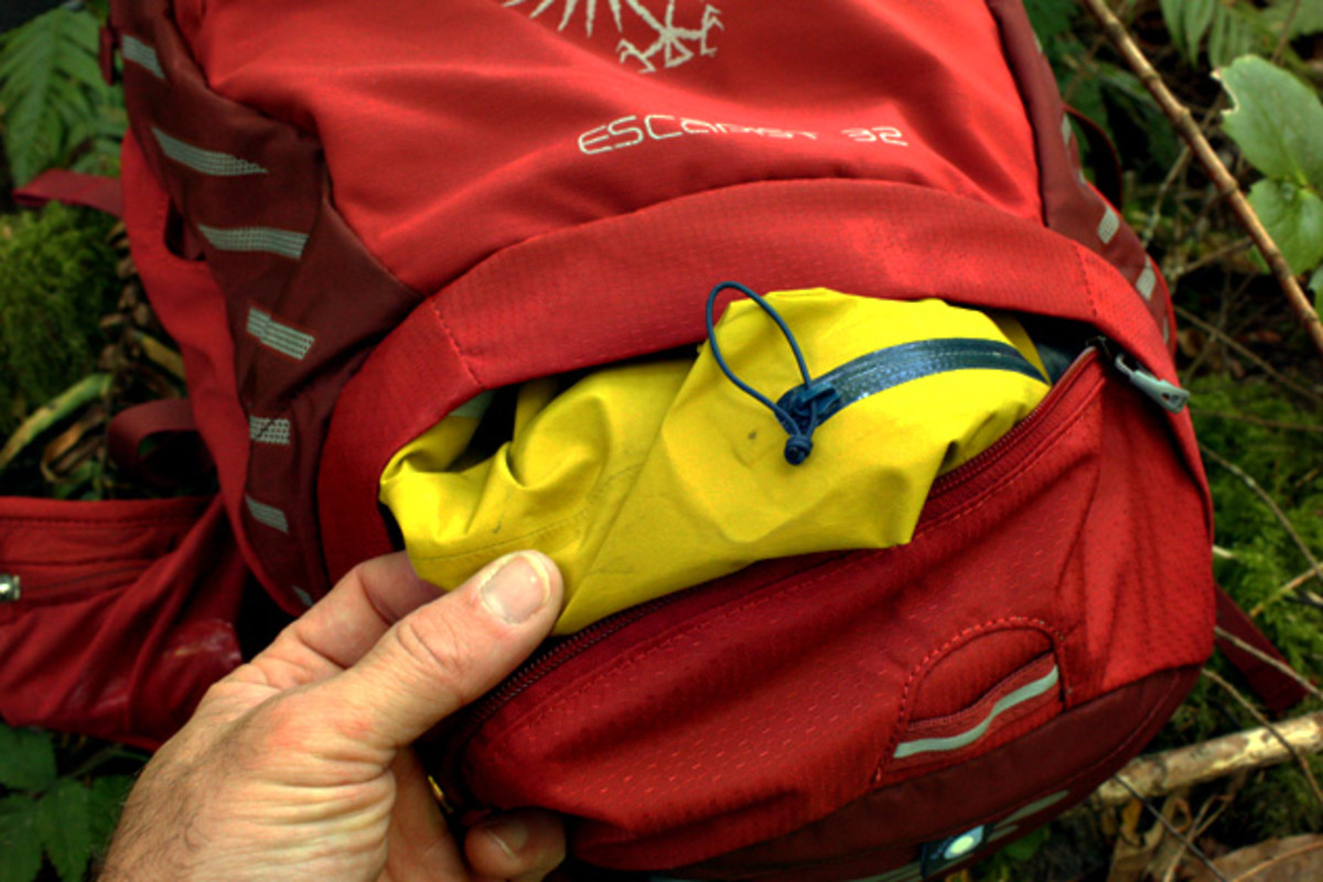 There are a whole hell of a lot of pouches and stash pockets built into the Osprey Escapist 32.