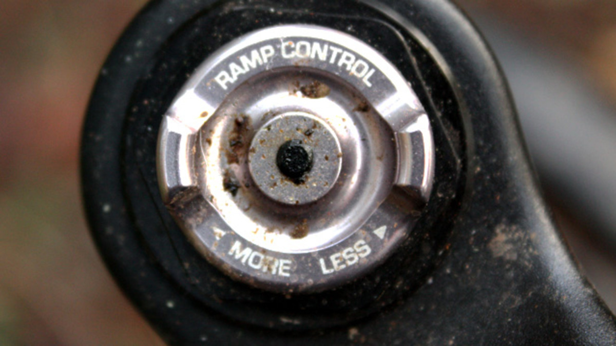 The Stage is equipped with the usual rebound and compression damping knobs, but it also features the very handy Ramp Control knob that enables you to tune in how linear or progressive the spring feels on bigger hits.