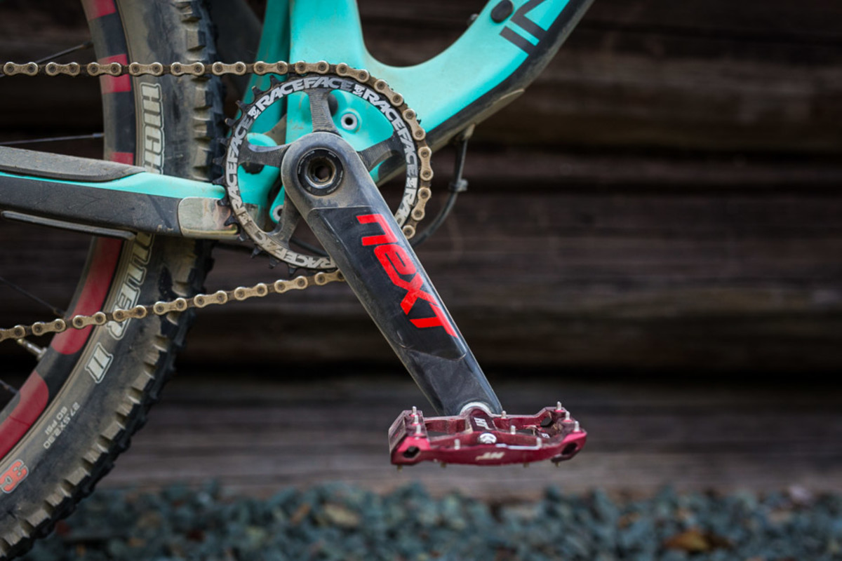 The Elite build comes with a Race Face Next crank with a 32-tooth chainring.