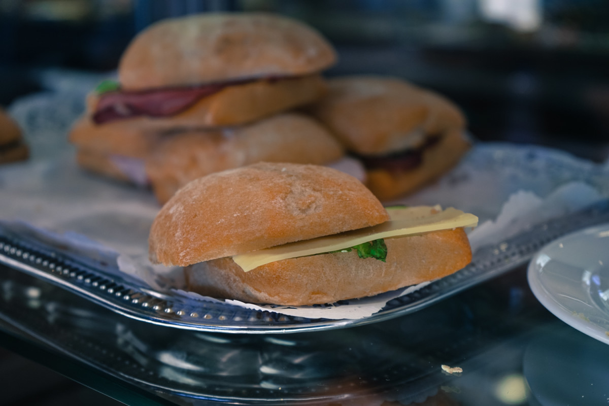 Typical German sandwich construction includes a 20:1 ratio of bread to toppings, and no condiments.