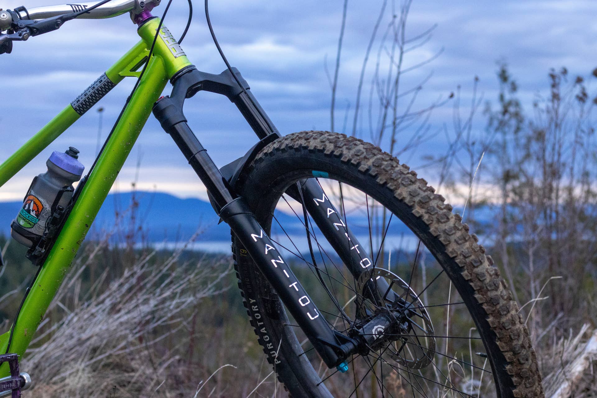 mountainbike 13 zoll 20 7-Gang Kinder-Mountainbike, für Jungen & Mädchen 8-13 Jahre, MTB mit Doppelscheibenbremse, 85kg Tragkraft, inkl. Schutzblech, Wasserflasche Kompassglocke, Robustes Design für Stadt Gelände Sport & Freizeit Category:Kinder Jugend_Aluminium V Brake und Rücktrittbremse Wäschekorb mit Henkel, Spielzeug Color:Shiny Green