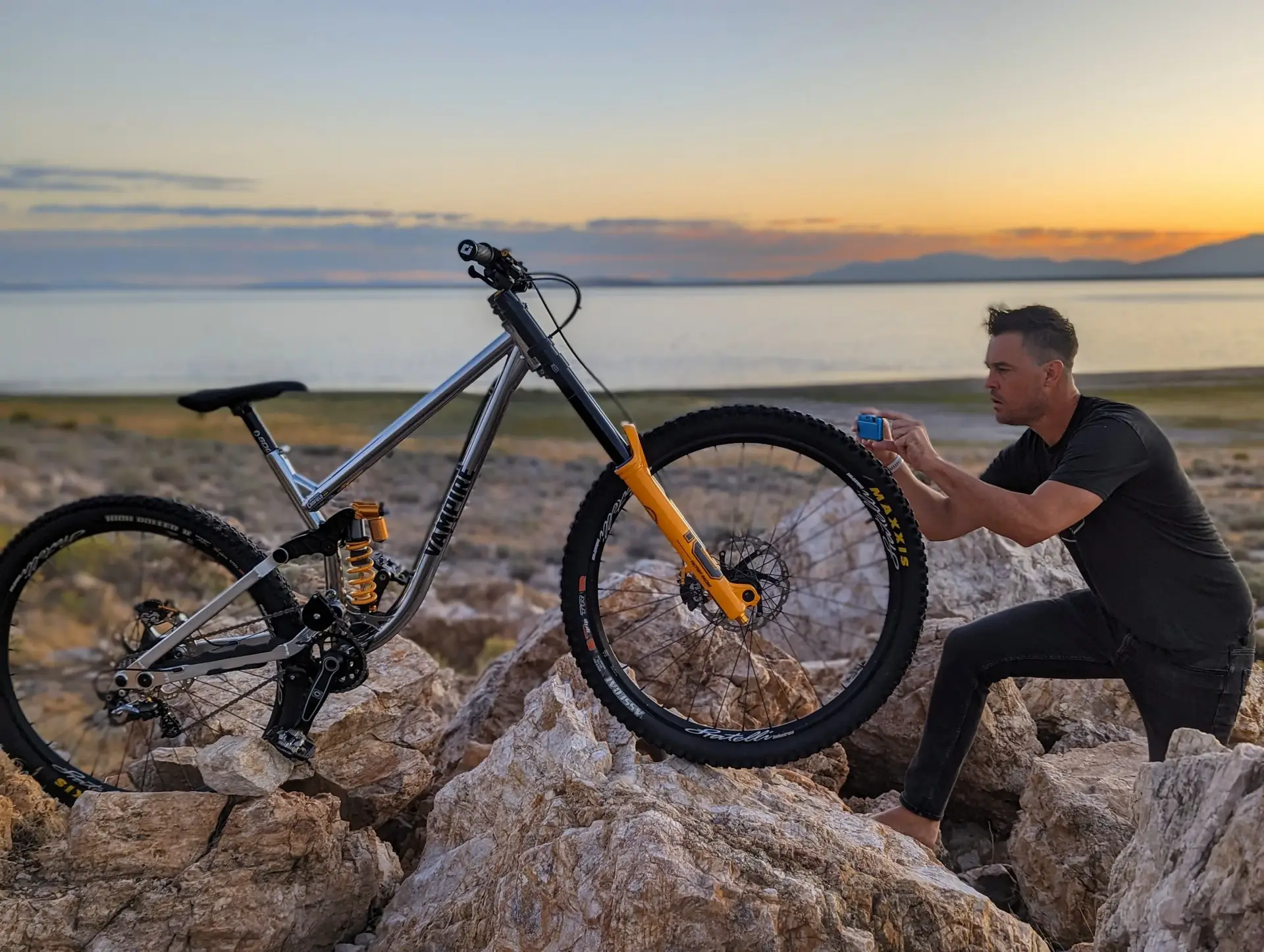 ヴァンパイア・ロード プリズマ Pro Mountain Biker Chris Canfield Launches Vampire Bikes Brand