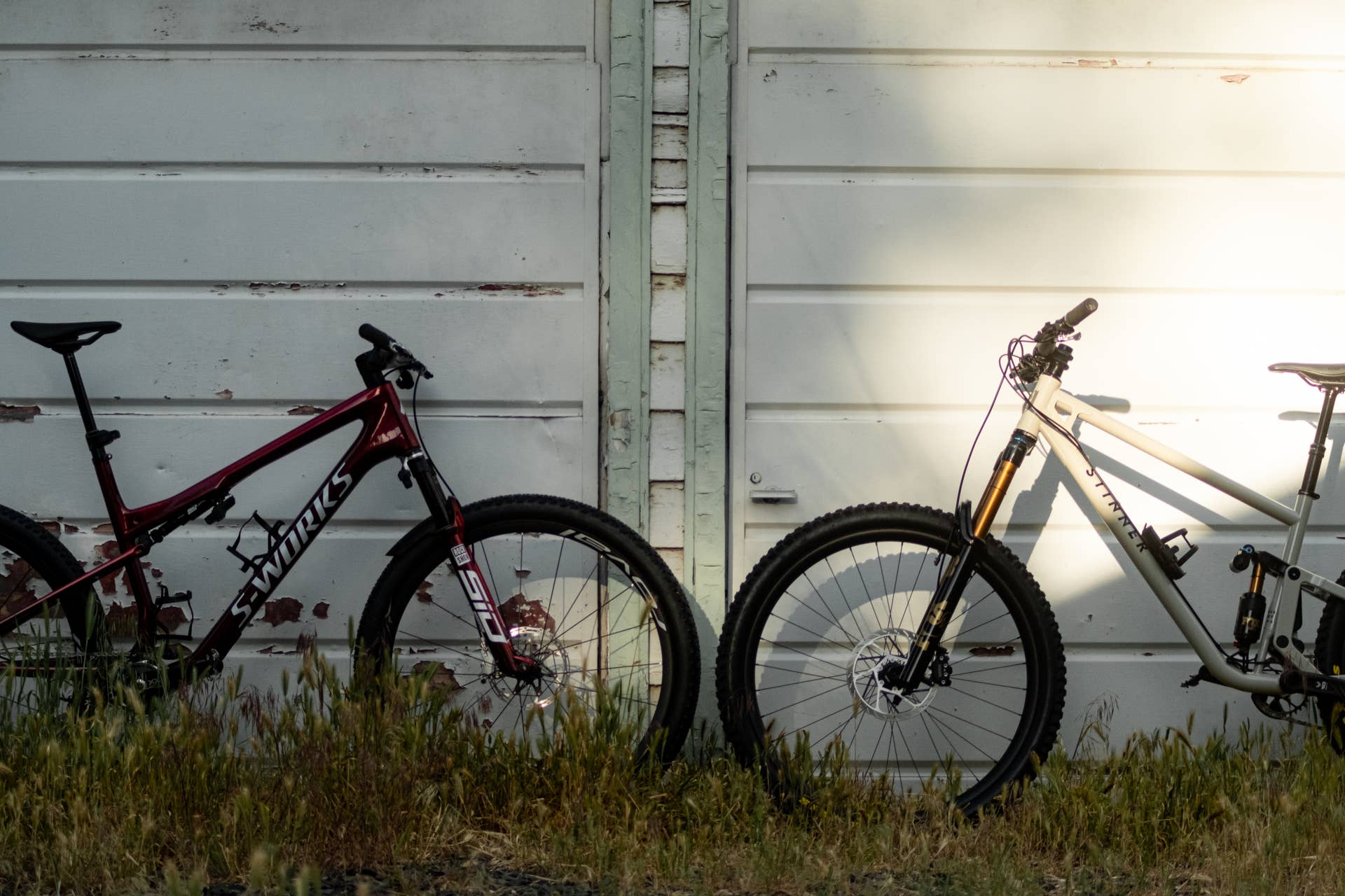 High-Tech vs. Handmade: The Beautiful Contrast of These Two Mountain Bikes