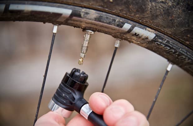 How to pump up specialized 2025 bike tire