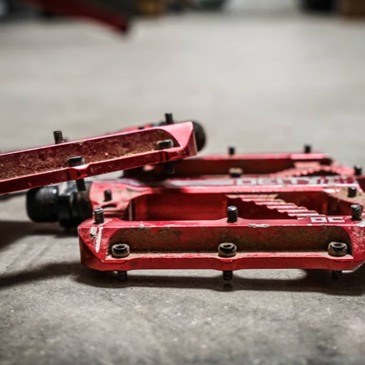 Red mtb flat on sale pedals