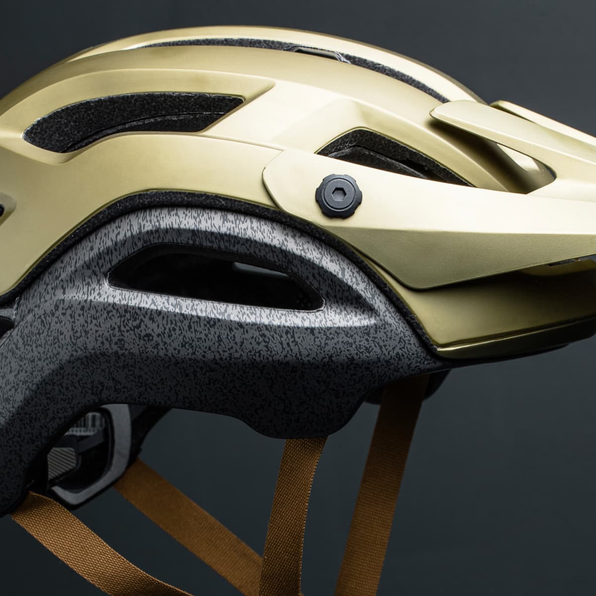 Bell sixer vs giro 2025 montaro
