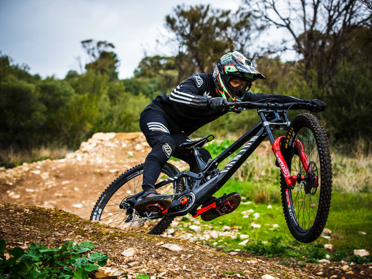 Canyon sender top downhill bike
