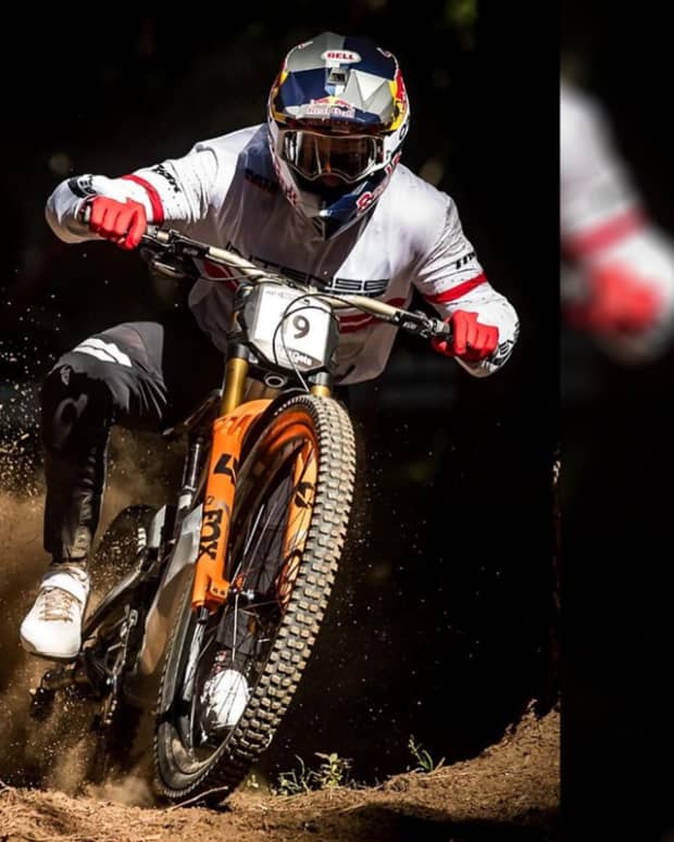 Remembering Aaron Gwin s Historic Chainless Victory BikeMag
