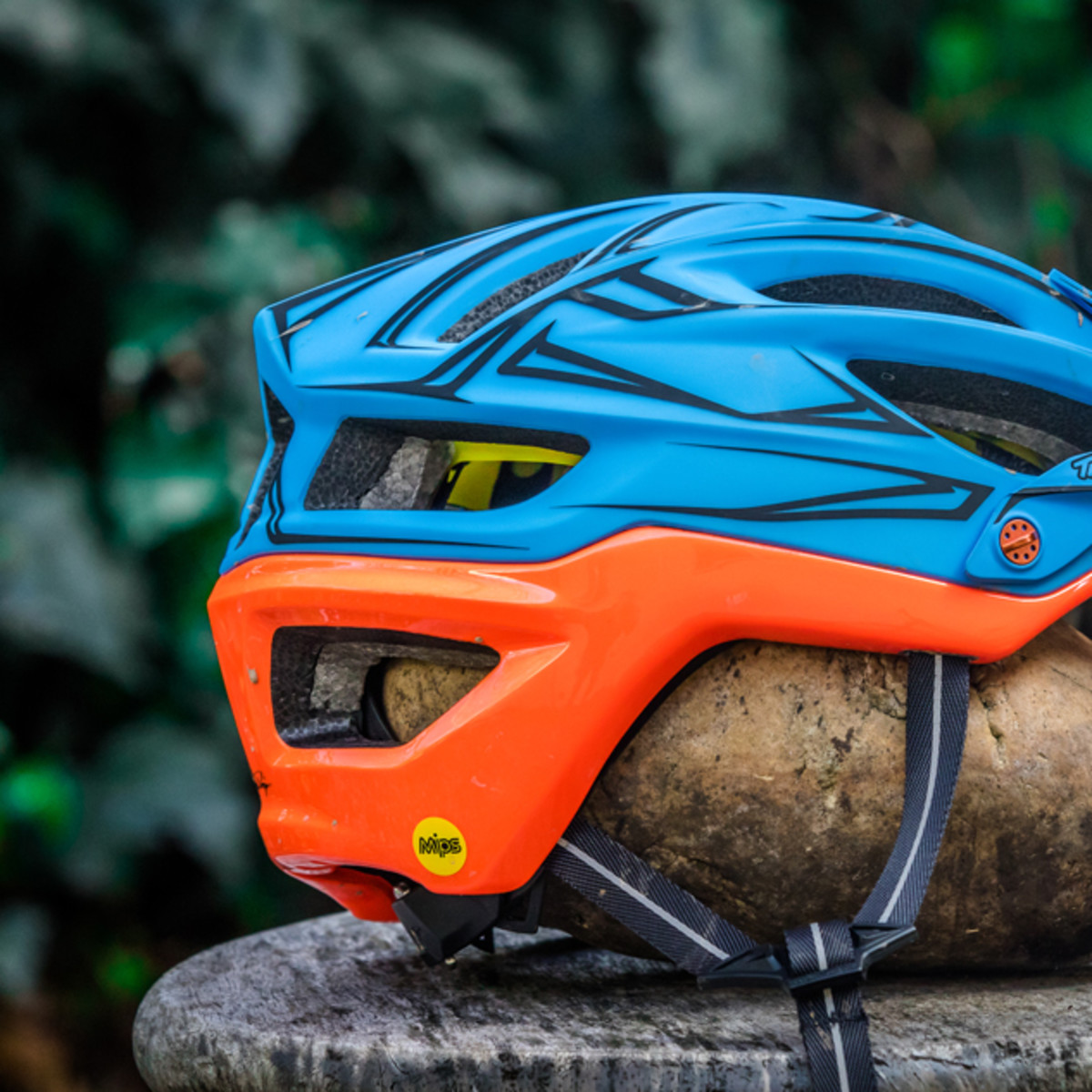 Review: Troy Lee Designs A2 - BikeMag