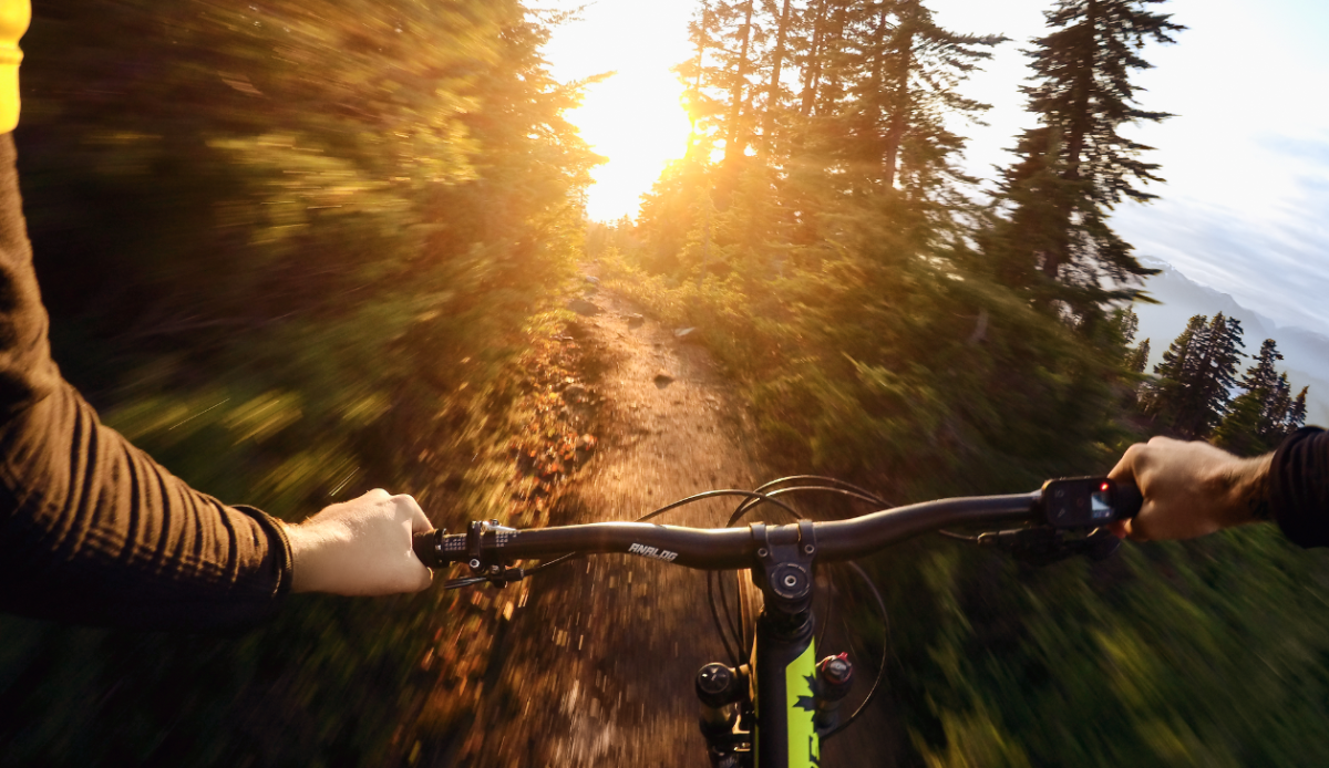 Fall off the bike. Покатушки на велосипеде. За рулем велосипеда. Веселые покатушки на велосипеде. Руль велосипеда от первого лица.