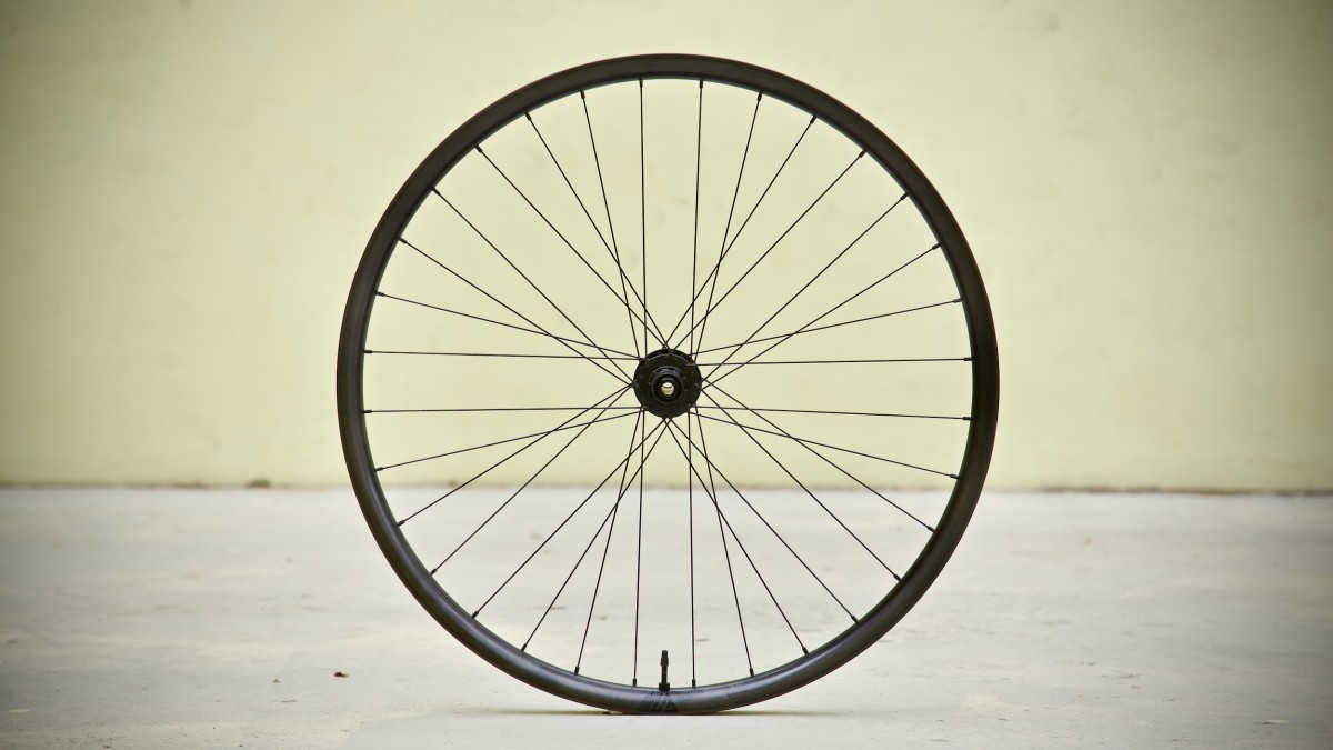 Light clearance bicycle wheelset