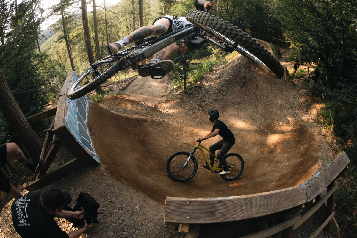Monster energy mountain bike best sale