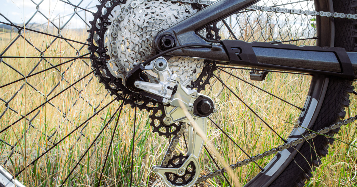 Everyone's Going Electronic, But I'm Sticking With Mechanical Derailleurs in 2025