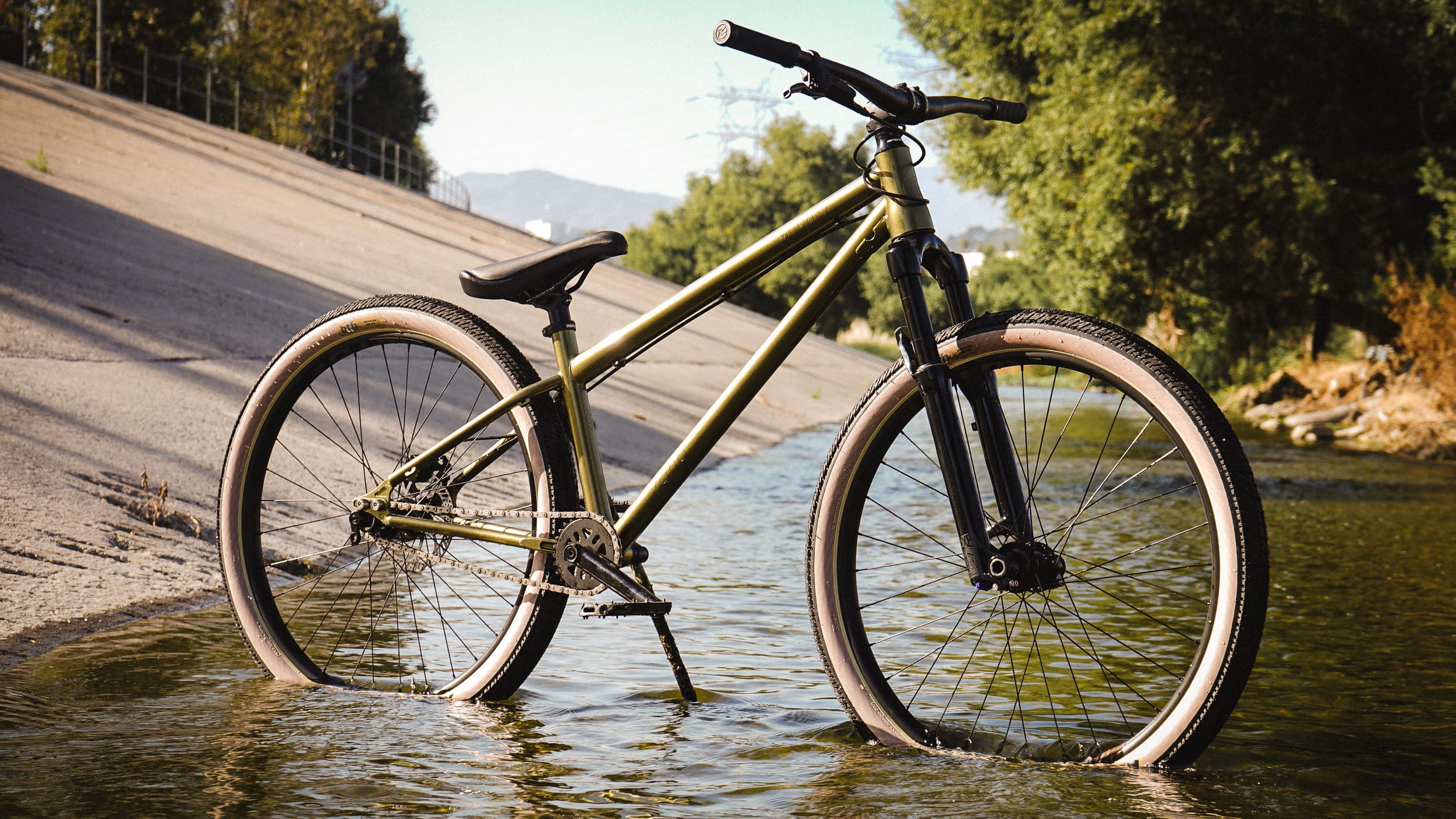 KONA SHONKY LONG　ダートジャンプ　MTB First Impressions: Kona Shonky Complete - BikeMag
