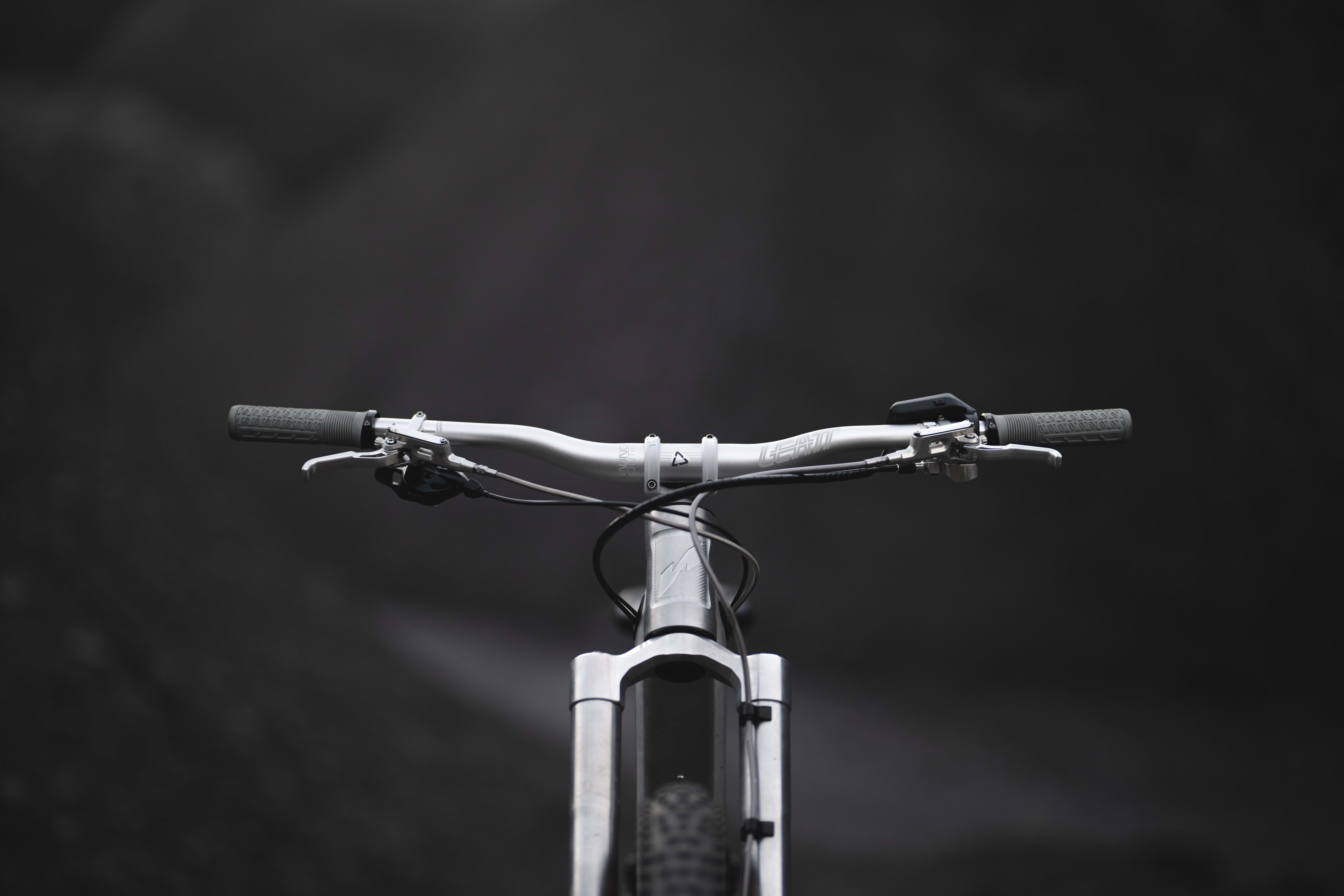 Alloy mtb handlebars from Leatt