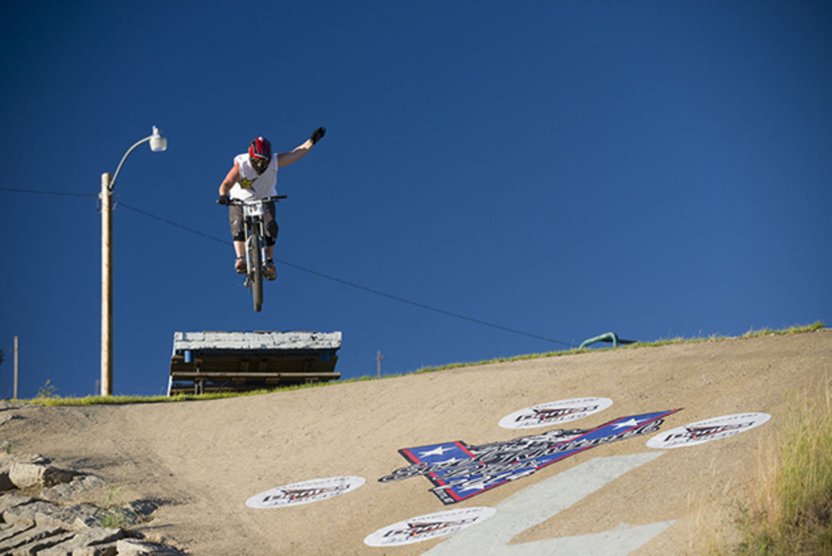 From one home town boy to another, Shane Curnow daringly salutes the Legend as he launches off Evel's ramp.