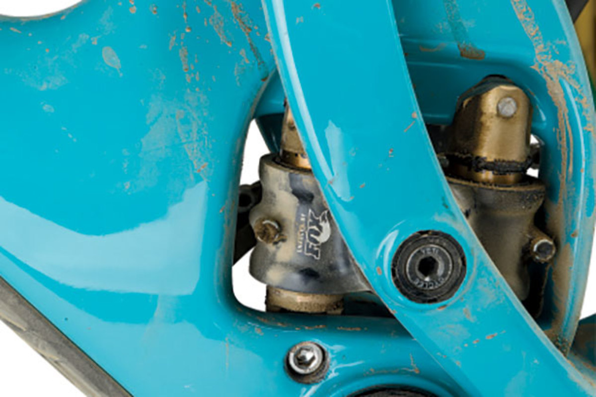 The Switch Infinity system is designed around a translating main pivot, which moves upward at the beginning of its travel, creating a rearward wheel path with distinct anti-squat characteristics.