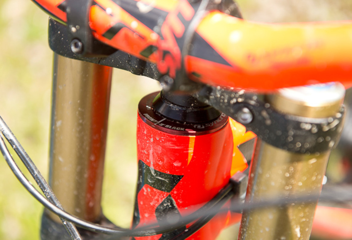 The head angle on the new Gambler is now a degree steeper out of the box at 63 degrees, but comes with 2 Syncros angled headset cups. Run it stock or swap the cups for either plus / minus 1 degree or plus / minus 2 degrees in either direction meaning riders can run it as slack as 61 degrees or as steep as 65 degrees. Photo: Keno Derleyn