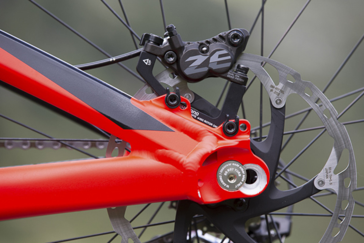 Scotts proprietary IDSX dropouts have an eccentric conical design that interface with the frame to offer an incredibly stiff rear-end, while still offering the rider an adjustable wheelbase of either 425 or 440 millimeters. Photo: Martin Bissig