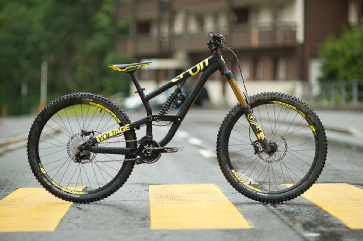 The new 2015 Voltage has been completely re-designed and incorporates many features found on the Gambler line up - 27.5 and 26-inch compatible, and IDSX dropouts, along with the Gamblers' large sized bearings. The Voltage also comes with a set of adjustable headset cups. At 64 degrees out the box, it's possible to rake out the head angle as slack as 62 degrees or as steep as 66, depending on what terrain and riding it's being set up for. Photo: Keno Derleyn