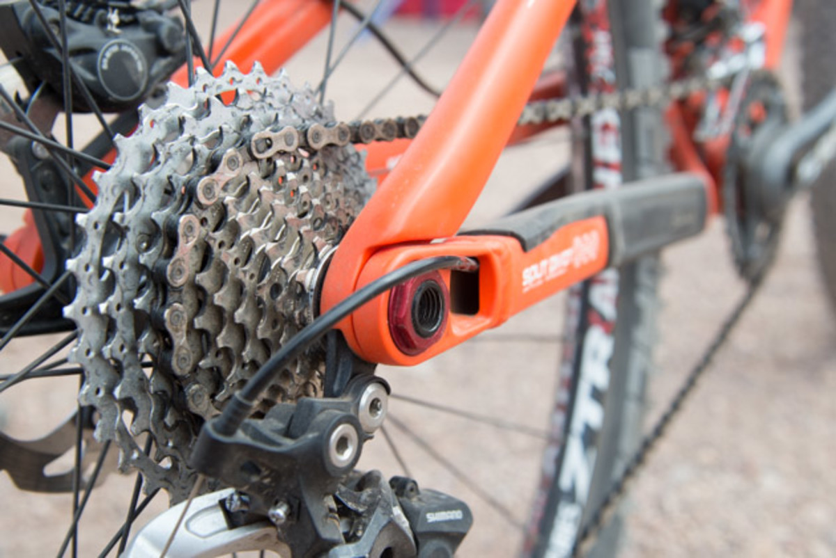 The Split Pivot system, designed by Dave Weagle, incorporates the rear pivot into the rear axle, which is said to separate acceleration forces from braking forces, while at the same time reducing weight.