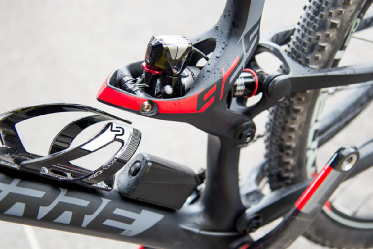 EI runs off a battery pack that's attached to the downtube. If the battery dies, the shock defaults to its 'open' setting.
