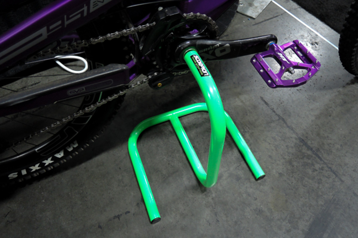 Ever been stung in the crank hole by a Scorpion (Bike Stand)? This trusty bike stand is designed for bikes with hollow spindles.