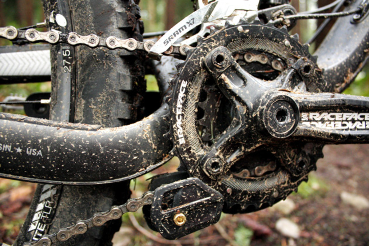 The Slash 8 wins the award for most diverse drivetrain of 2015: Race Face Ride 36/22 crankset, Shimano SLX shifters and XT rear derailleur and SRAM X7 front derailleur. It's a motley crew, but it's also surprisingly harmonious. Kudos to Trek on adding the chain guide/taco bash combo.