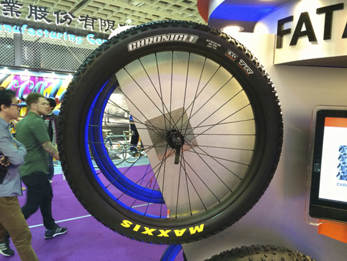 Most of the major tire manufacturers have long been working on 27.5-plus models, and Maxxis seems to be at the forefront of this trend, along with brands such as WTB, CST, Vee Rubber, Specialized and Schwalbe. At the Taipei show, the majority of companies were showing tires with a width of 3.0, such as this Chronicle from Maxxis.