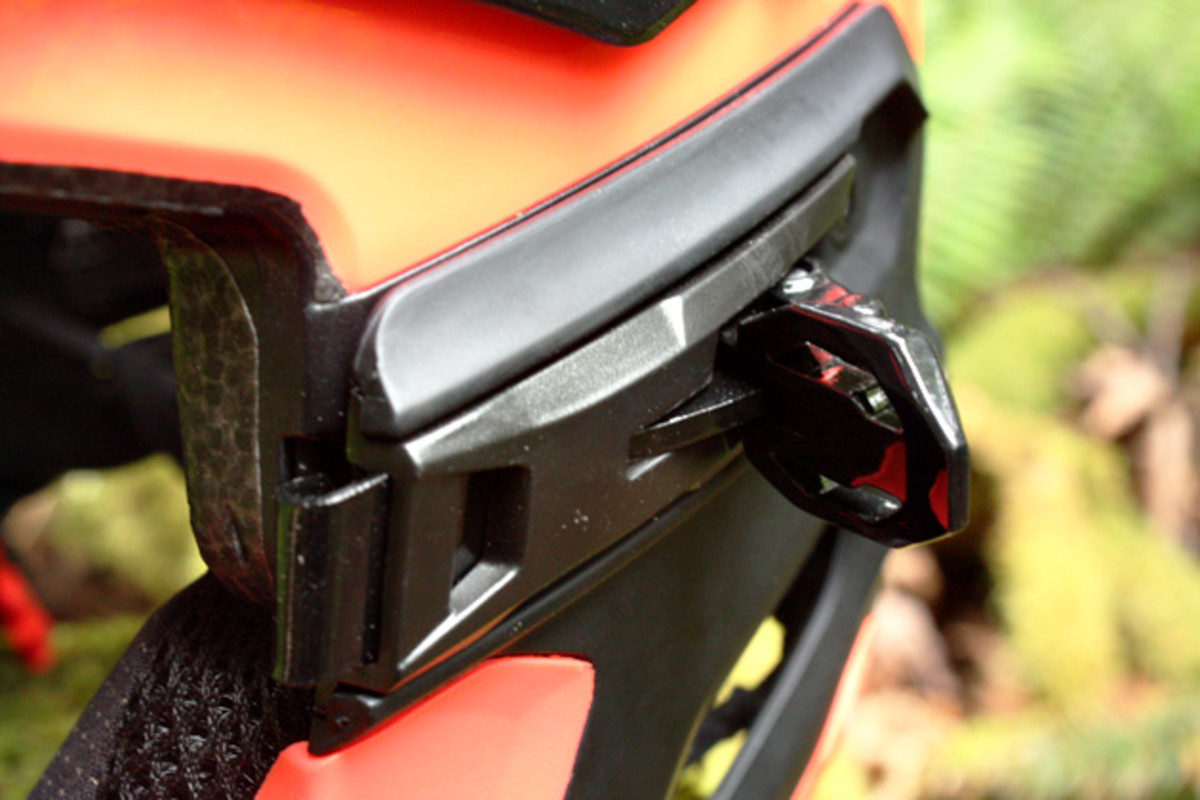 The Bell Super 2R sports three ski-boot style buckles that fix the chin-bar in place: two on the sides and one at the back of the helmet.