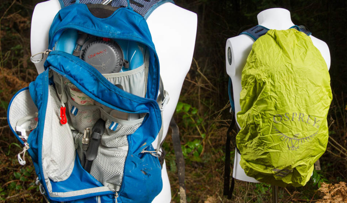 The included 2.5 liter water bladder has its own slot in the main storage compartment, while tools and other goodies are handled by the dividers in the j-zip compartment. The build-in rain cover generously covers the full pack, and doubles as high visibility if you're caught on a road after dark.